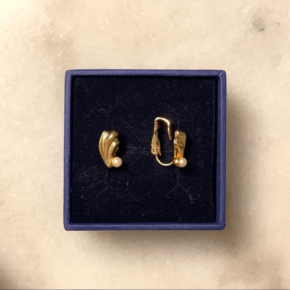 Vintage pearl with angel wings clip on earrings - Picture 2 of 3